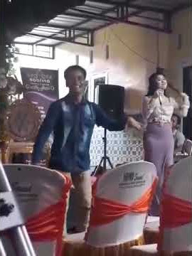 Aksi kocak joget koplo bikin biduan gak fokus nyanyi