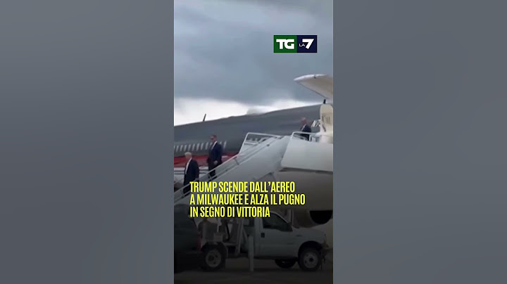 #Trump scade dall'aereo a Milwaukee e alza il pugno in segno di vittoria