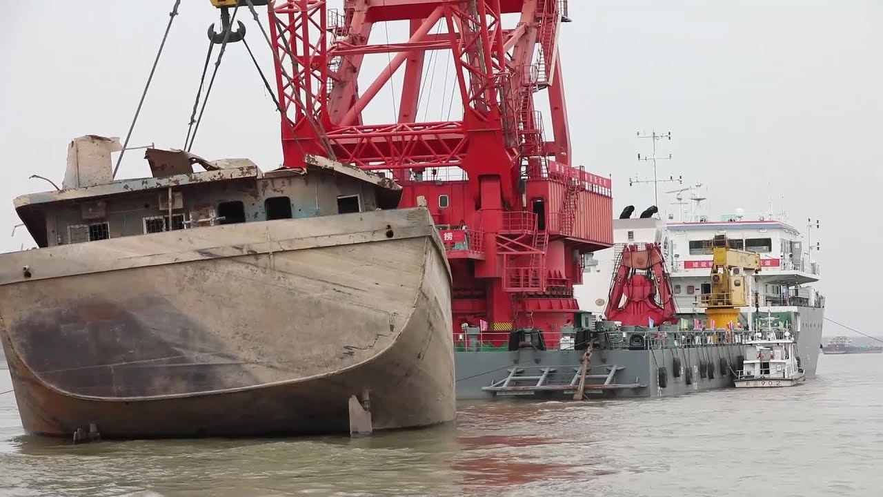 長江航路で沈没船の緊急引き揚げ 湖北省武漢市 - YouTube