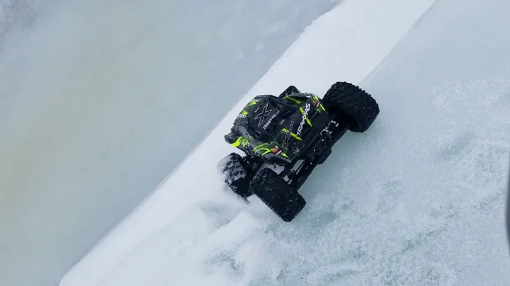 Destroying my X-MAXX out on the lake.