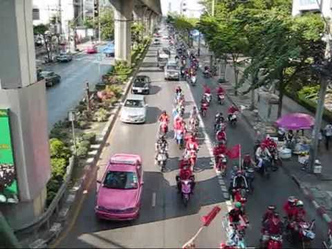 Red Shirt protesters stream down Bangkok's Paholyothin Road, past Soi Ari.