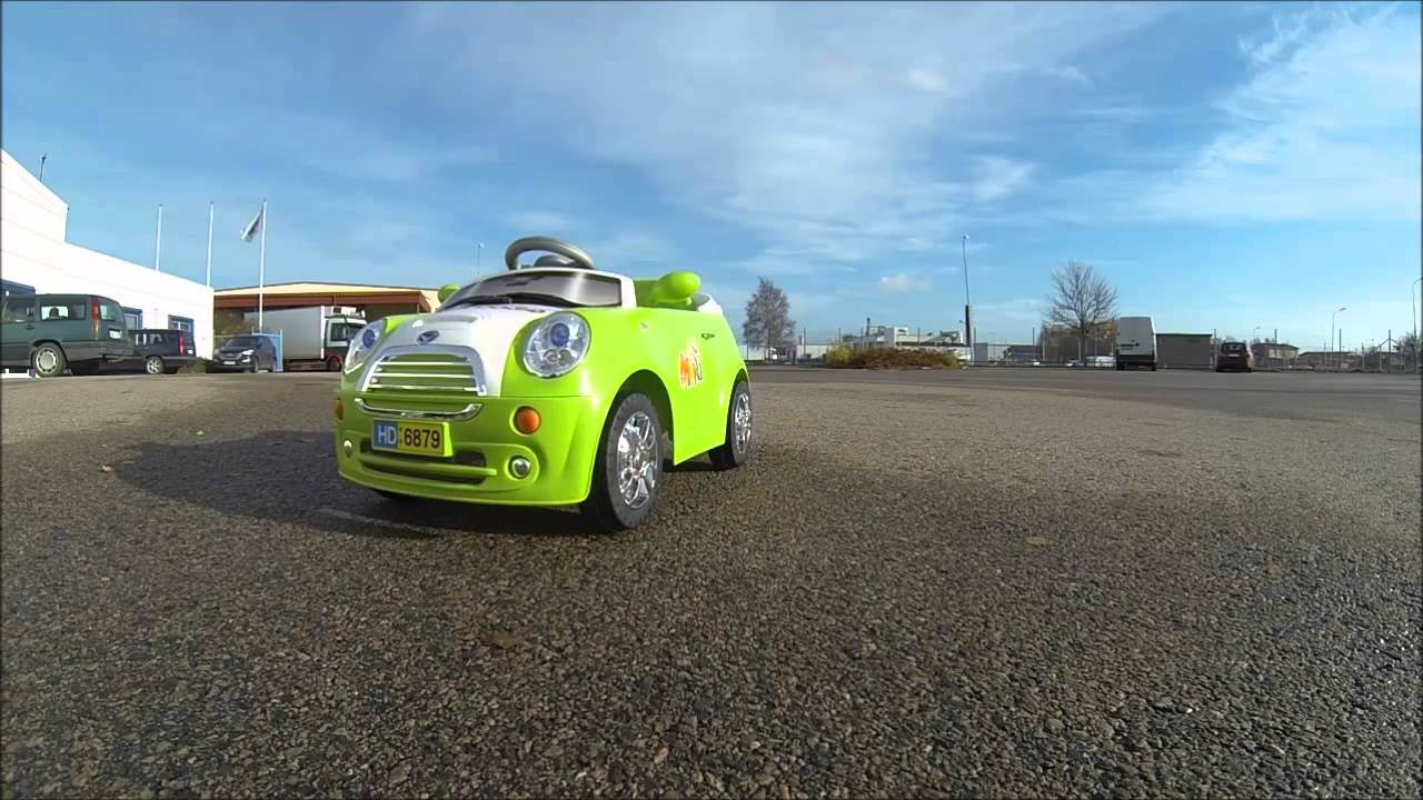 Mini 6v elbil för barn körd med fjärrkontroll.