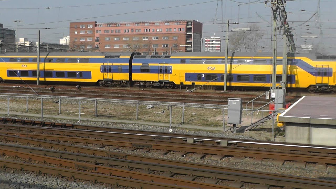 VIRM 8707 vertrekt, VIRM 9583 arriveert en VIRM 8653 vertrekt, Rtd, 13-3-'14