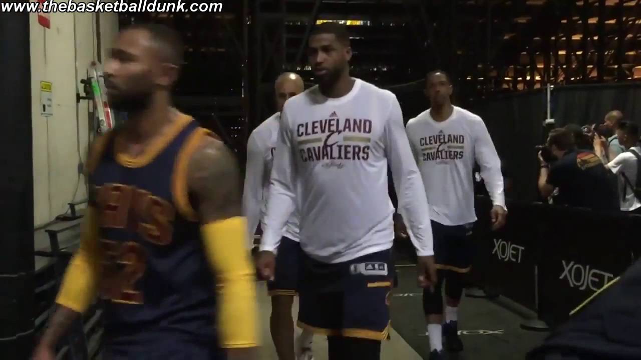 Cavs' Disappointing Walk to the Locker Room | Cavaliers vs Warriors | Game 2 | 2016 NBA Finals