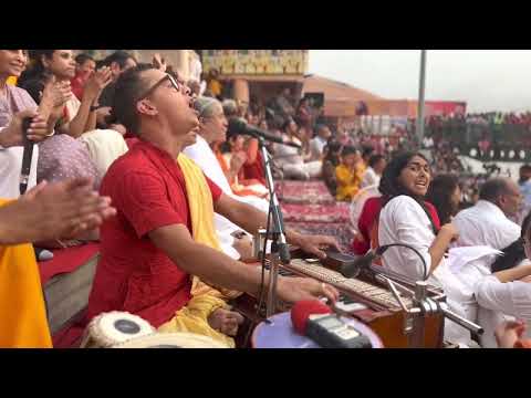 Radha Ramana Haribol in Rishikesh - Live at Parmarth Niketan 2022