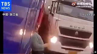 猛スピードですり抜けトラックと男性が接触、事故の瞬間映像