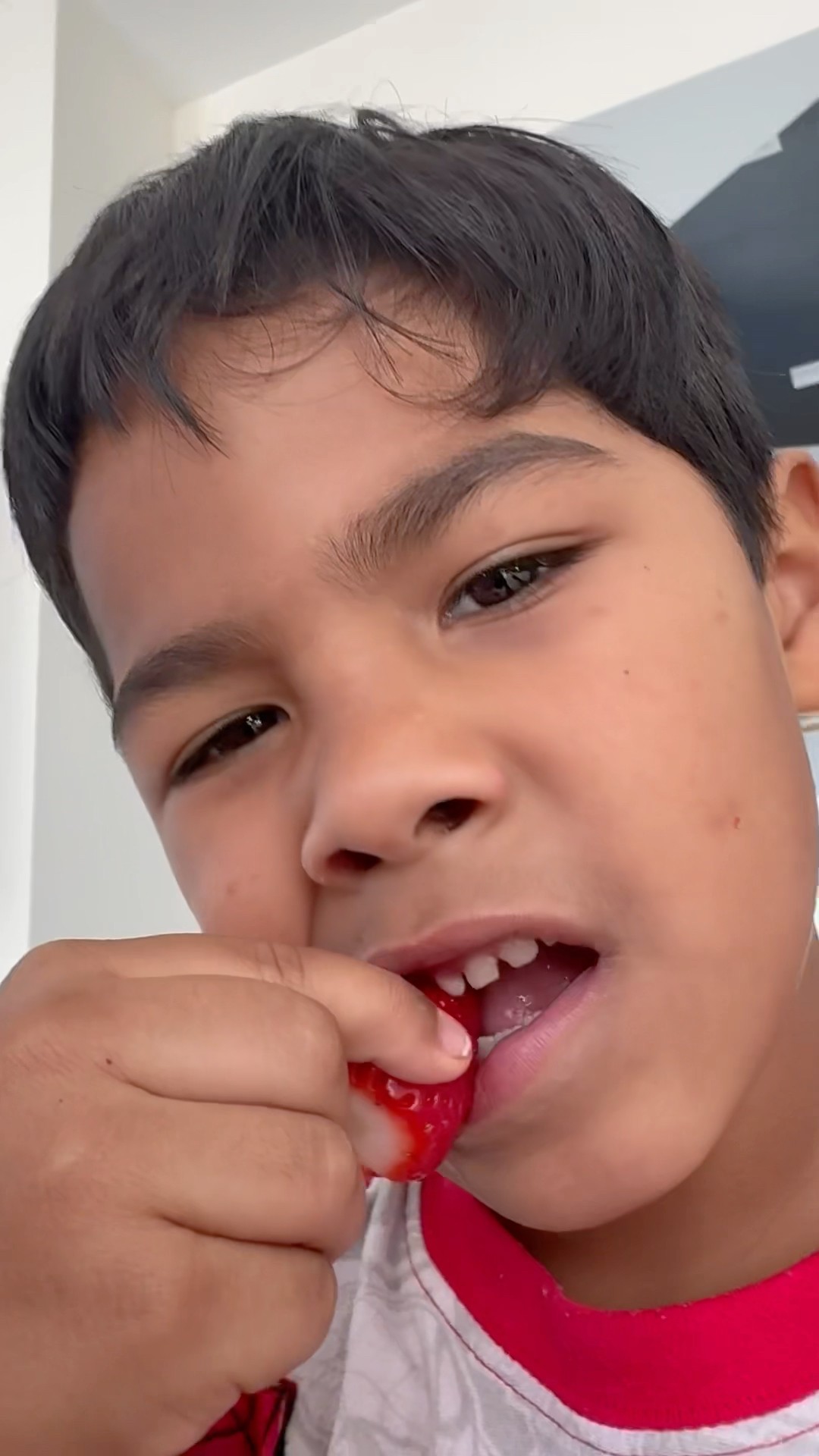 Zakyius eating strawberry’s #shorts