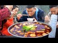 【超小厨】嘴馋下山买食材，全家吃“麻辣火锅”，鸡脚丸子大白菜，喝酒涮肉真痛快