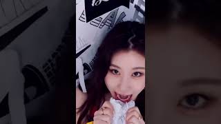 Yeji Coming Closer And Saying Blah Blah U0026 Chaeryeong Casually Eating Paper kpopshortsitzy