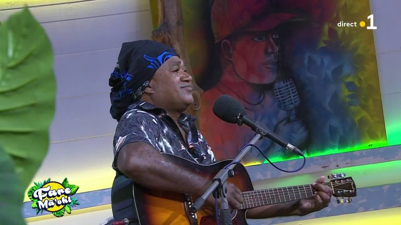 Edou chante en direct dans Fare Ma'ohi