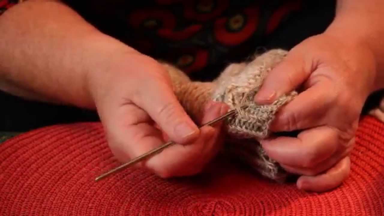 Спрятать нитки. Закрепить вязальную нить. Как закрепить спицами в конце вязания. Как спрятать нитки в вязаном носке. Как закрепить нить после окончания вязания.