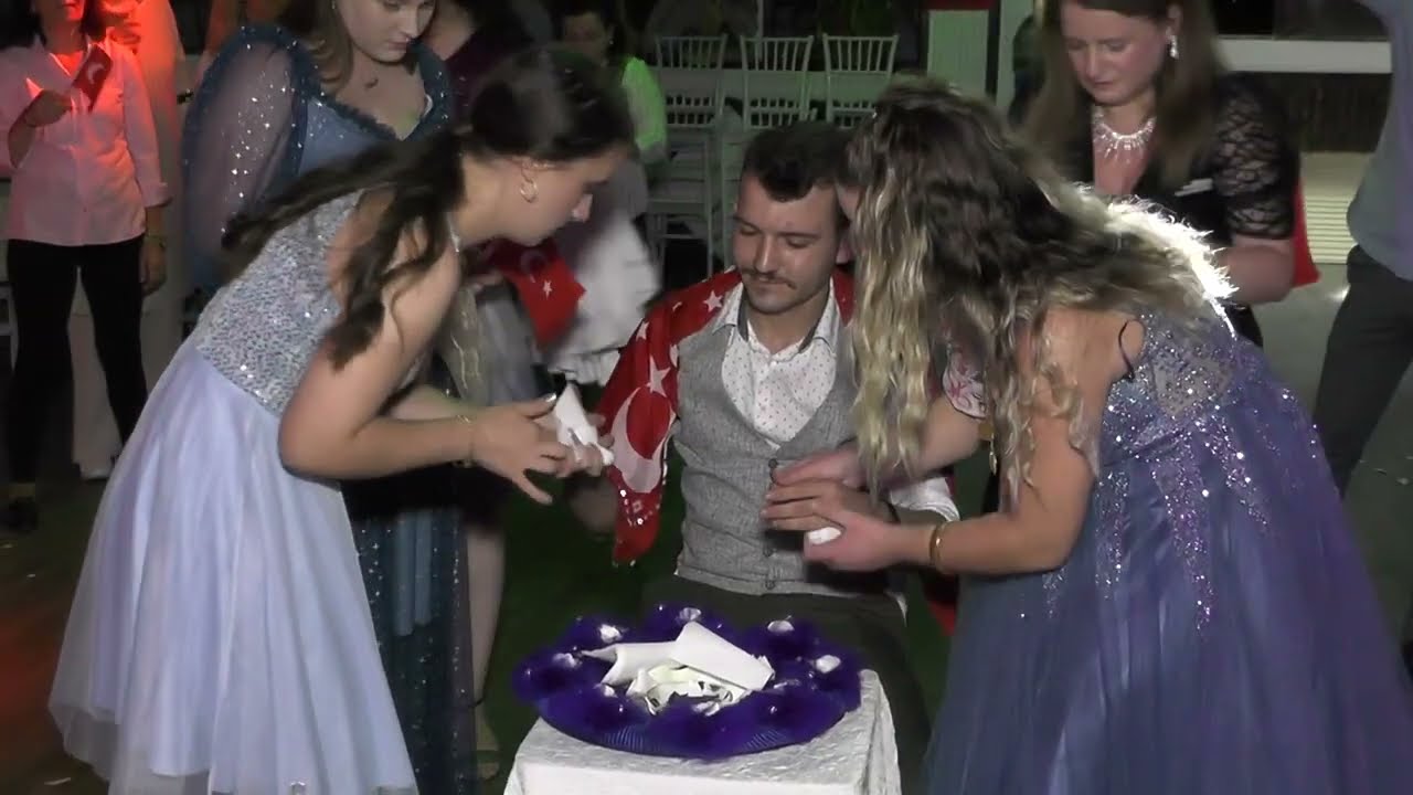 Düğünde Bir Anda Herkes Sahneye Fırladı