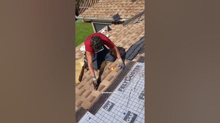 Fast Roofer! 💪 #shorts #roof #roofer #roofing #roofershelper #hammer #nails