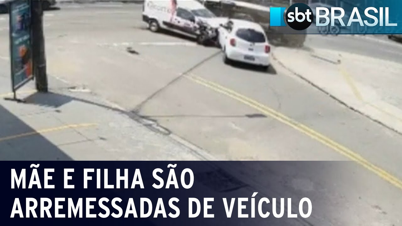 GO: Mãe e filha são arremessadas de van em acidente | SBT Brasil (07/10/22