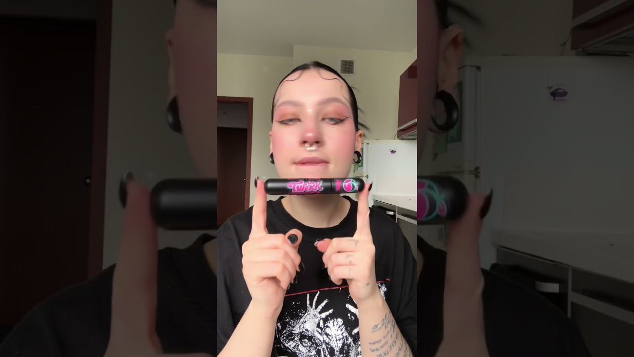 Сложные стрелки на фейсчарте ≠ сложный мейк, ведь у нас есть малышка Bad Doll 🫦