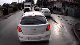 Алматы. Остановка таксиста на перекрестке 20141007_0858