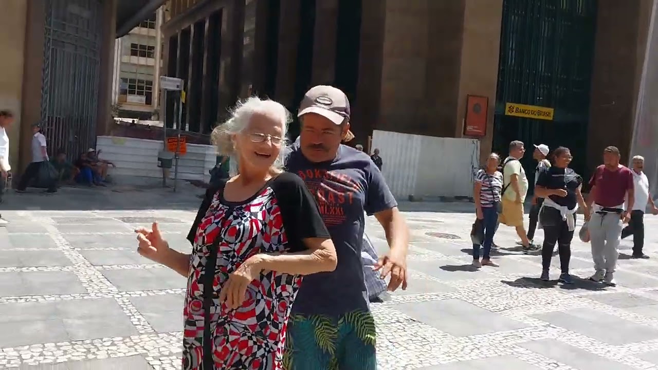 esse é um cantor de rua que Alegre o ambiente