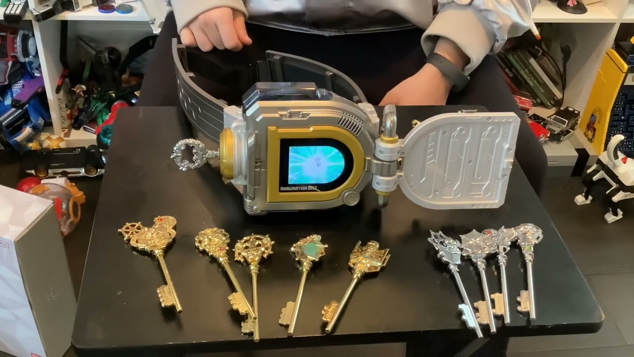 ディズニー100周年　イマジネーションベルト ディズニー100」より蒸気船をイメージした舵輪が表現されたベルトが