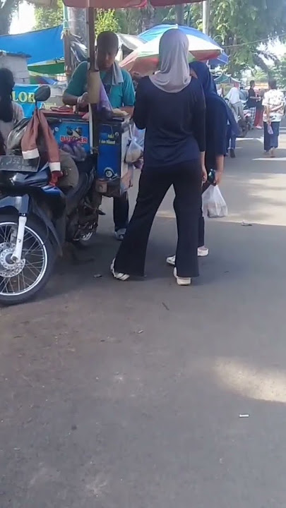 BEAUTIFUL GIRL STANDING LIKE A MODEL becomes the center of attention of netizens on social media ...