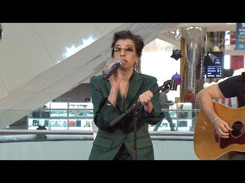 דיקלה ואם פרידה מתוך שישי שמח 