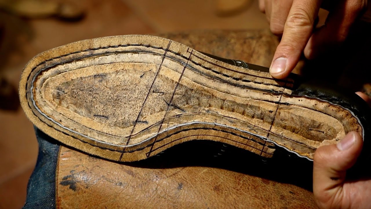 オリーブ色のフルブローグ靴のコルクとシャンク｜靴の中に竹