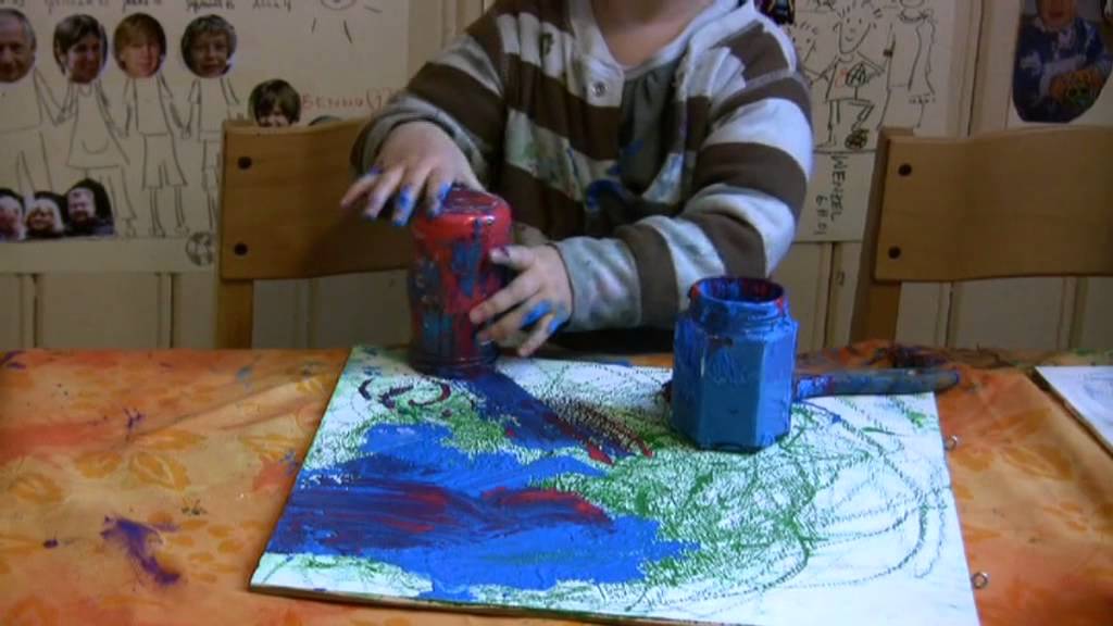 Kinder malen und experimentieren mit Farbe - YouTube