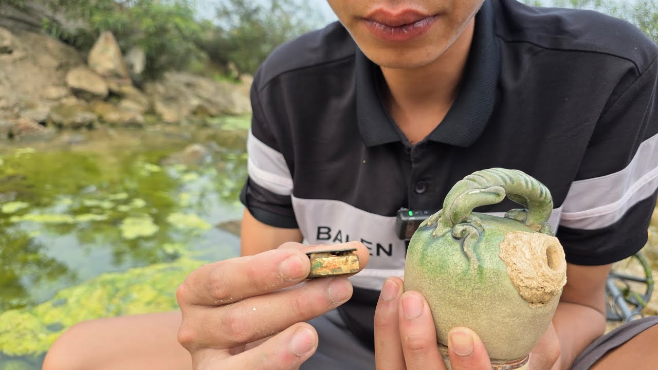 Phát Hiện Một Chiếc Khóa Lắc Kê Vàng Nhưng Em Không Biết Cách Lấy Vàng Và Được Một Chiếc Bình Vôi 