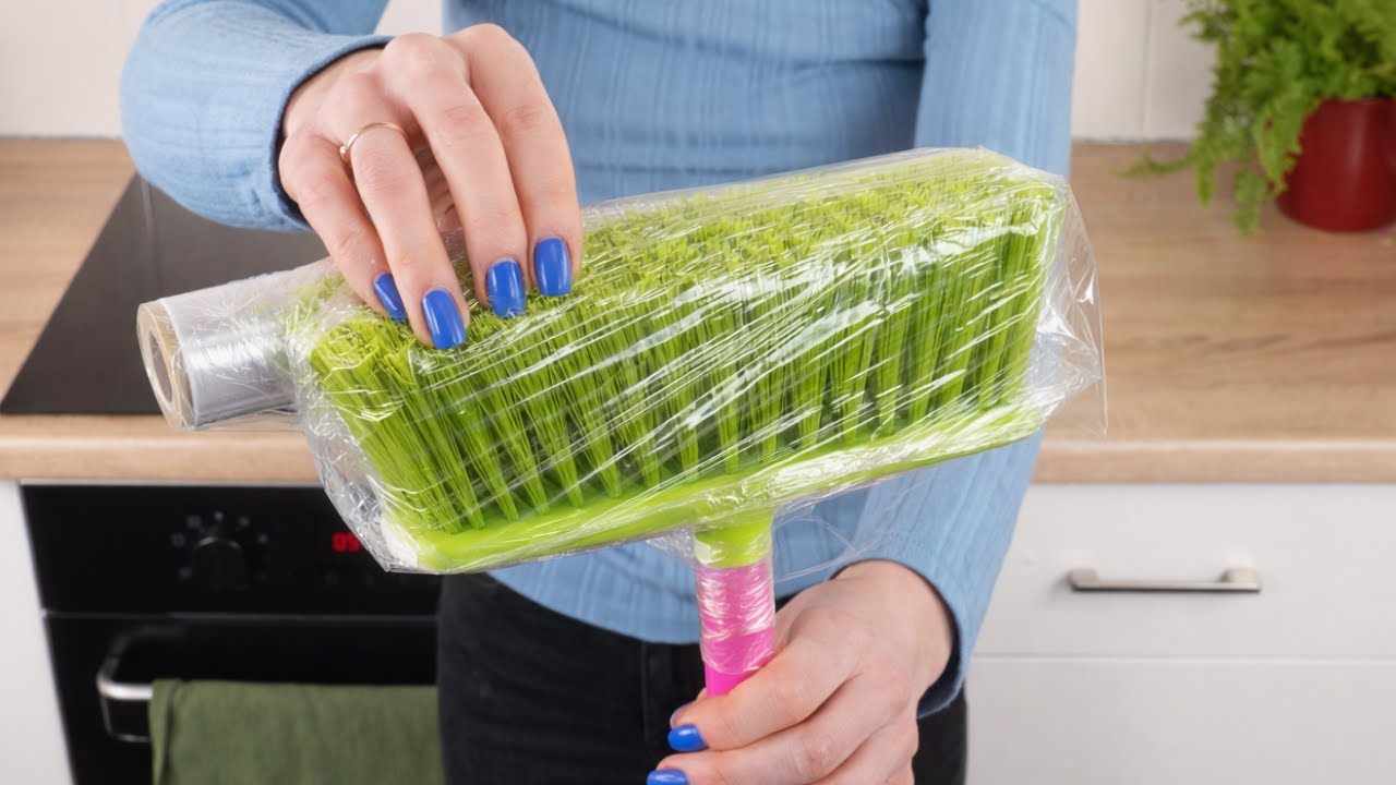 Оберните метлу пищевой пленкой, и вы сразу увидите разницу!