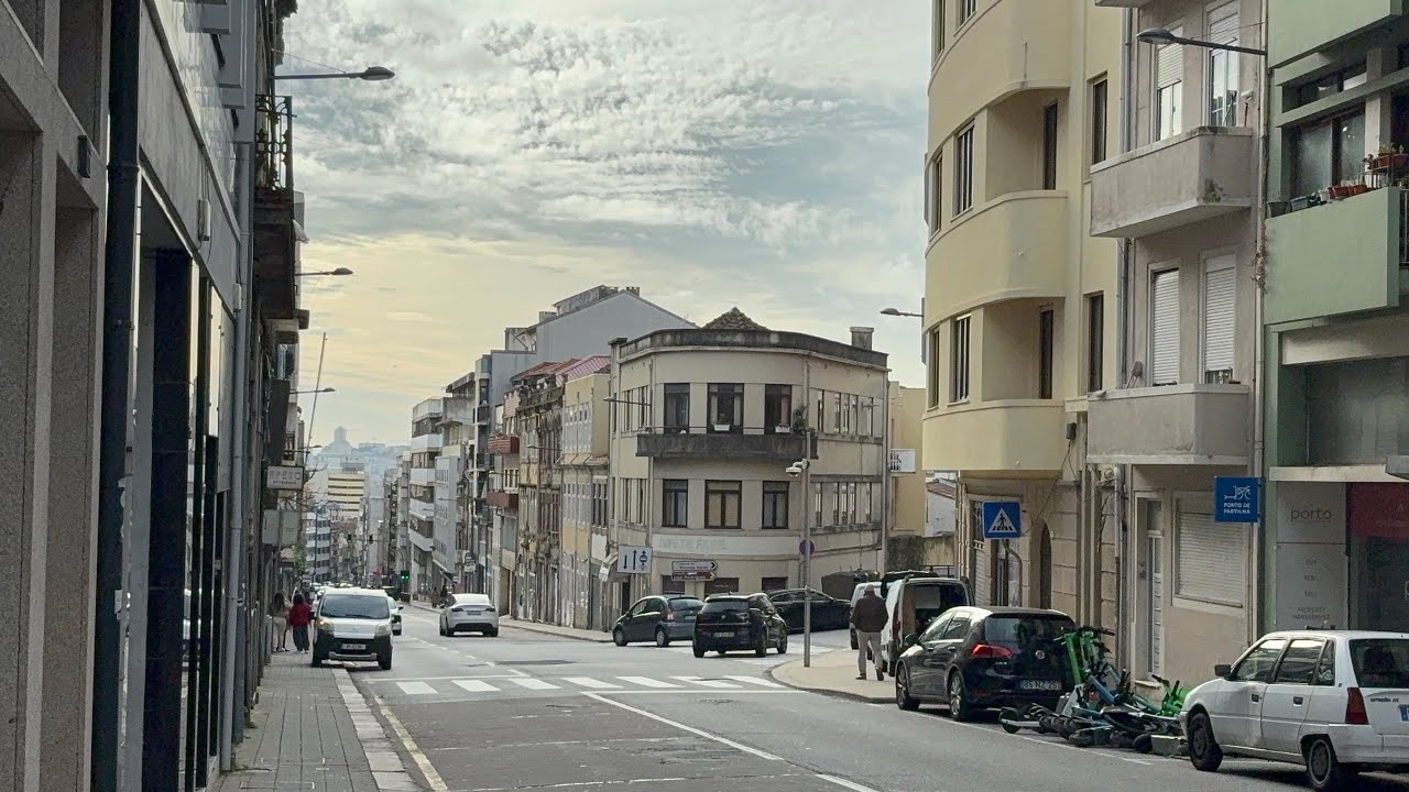 Portugal 44 Porto - Walking｜R. de Santa Catarina｜still going uphill｜old house｜24 hr self help food…