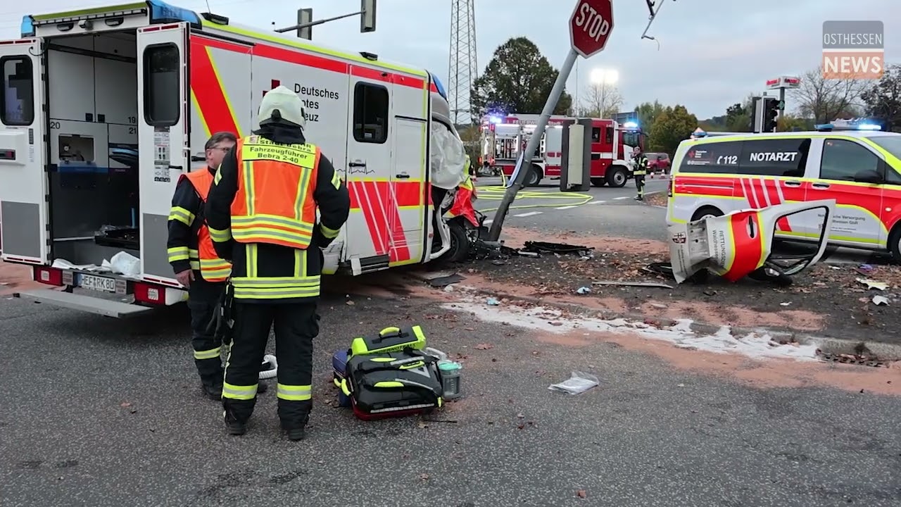 Trümmerfeld! Pkw kollidiert mit Rettungswagen - fünf Personen verletzt