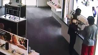 Suspects sought in cellphone thefts