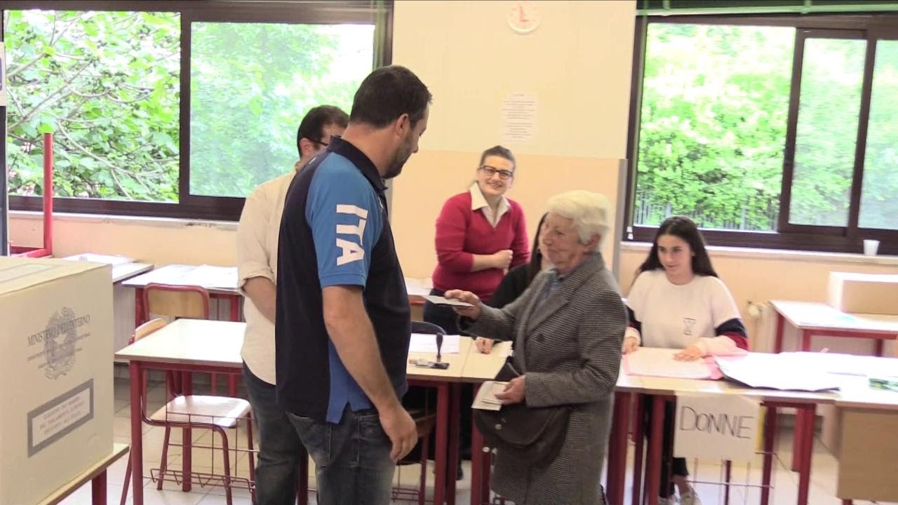 Europee, Salvini vota a Milano: anziana elettrice spaesata gli porge la sua scheda