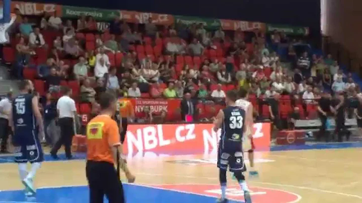 Chester Simmons rozhoduje ala Navarro