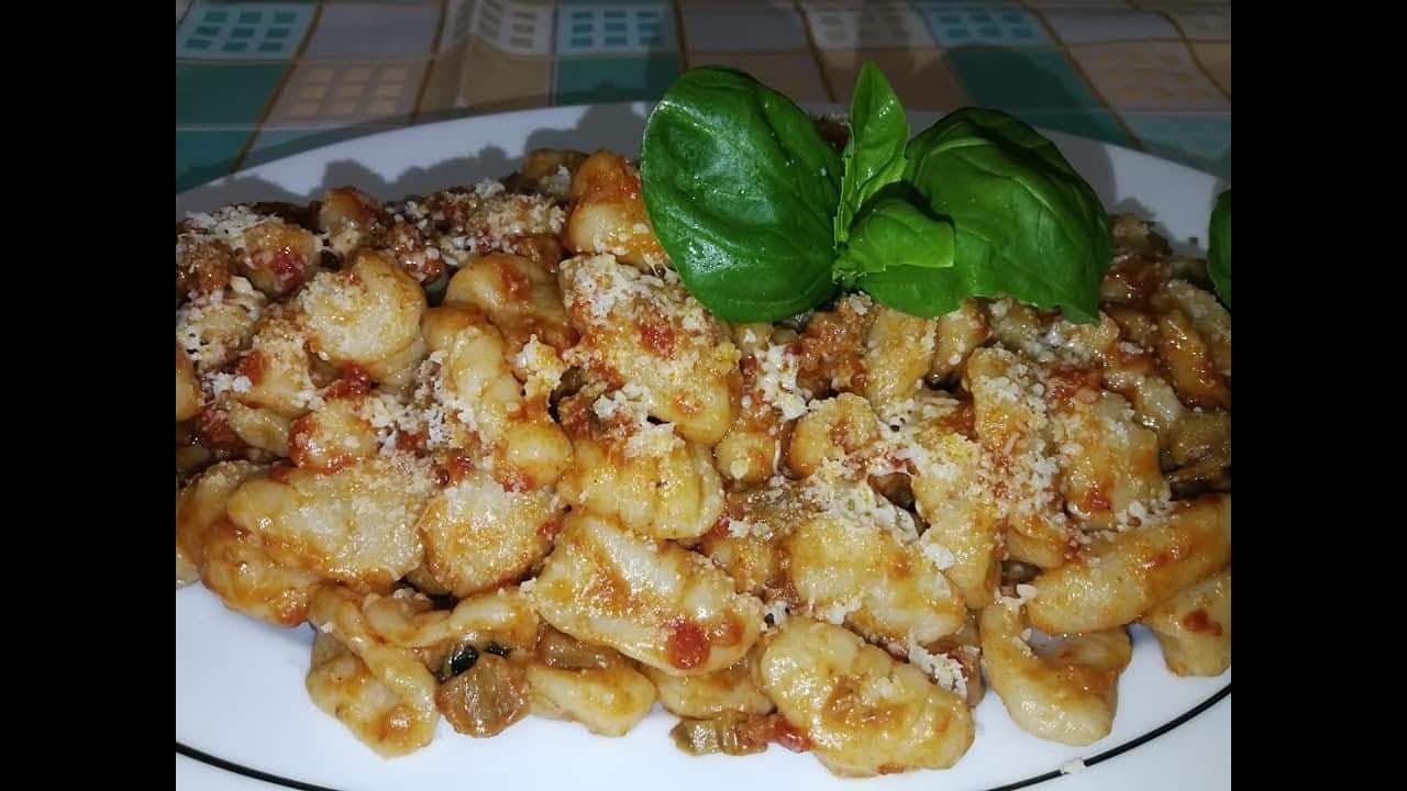 Cavatelli Con Sugo Salsiccia E Funghi Youtube