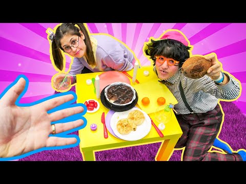 Komik videolar - Okutay ve Cicisu ile eğlenceli oyun - Yaramazlar yemekleri mahvettiler! Türkçe izle