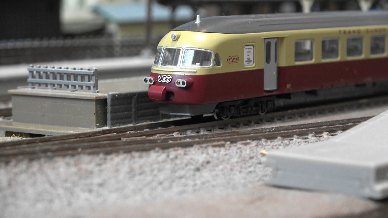 KATO スイス国鉄RAe TEE II形電車 “Gottardo” - YouTube