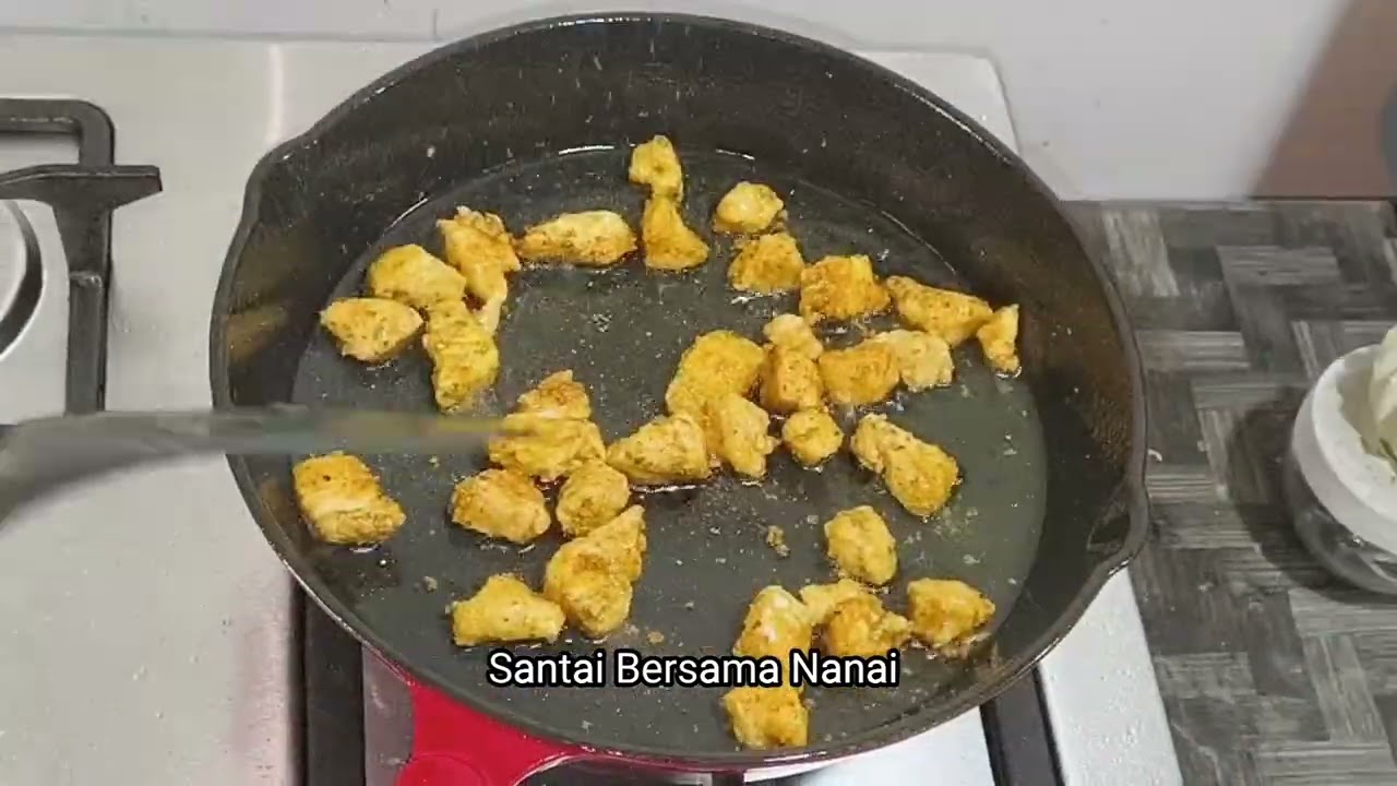 Spageti, ayam bersalut, sos berkrim cendawan (Spaghetti, coated chicken, creamy mushroom sauce) 