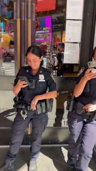 Mrs officer! 👮‍♀️😳 #vtyellow #nypd #timessquare