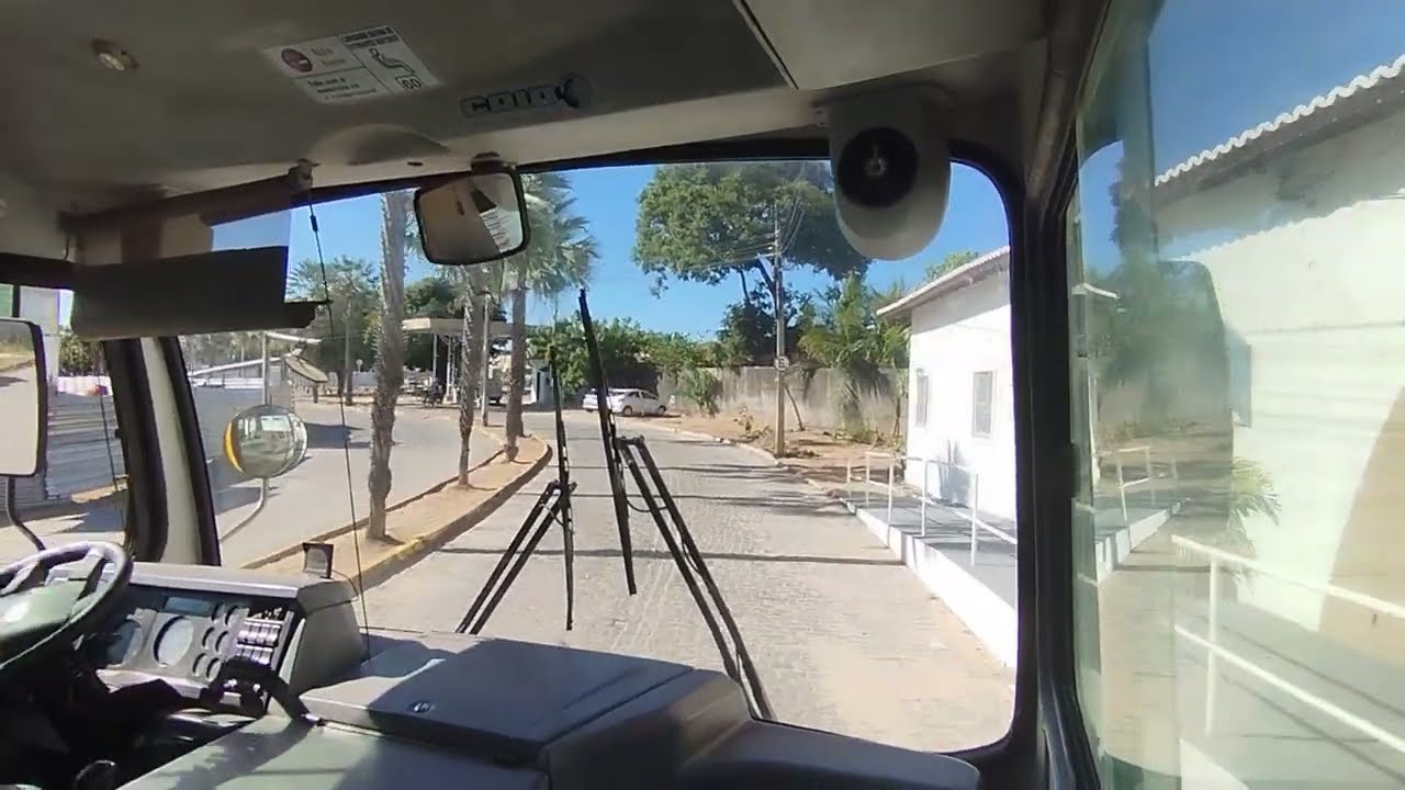 Indo ao posto para abastecer o ônibus escolar e depois dirigimos de volta a rota . 