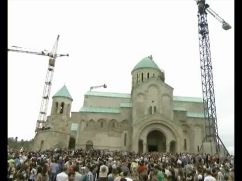 ჯვრის აღმართვა ბაგრატის ტაძარზე