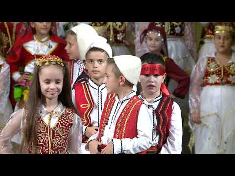 Video: Nga çfarë Përbëhet Kostumi Popullor Ukrainas Për Fëmijë?