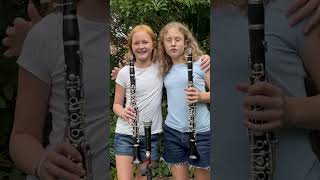 Das Klarinetten-Duo Ammi Blache und Anouk Sonntag beim Konzert der Musikschulen am 15.10.2023
