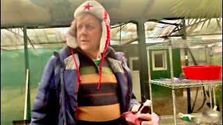 Несмотря на СИЛЬНЫЕ МОРОЗЫ волонтеры и Олег Зубков кормят и ухаживают за СПАСЕННЫМИ ПТИЦАМ !!!