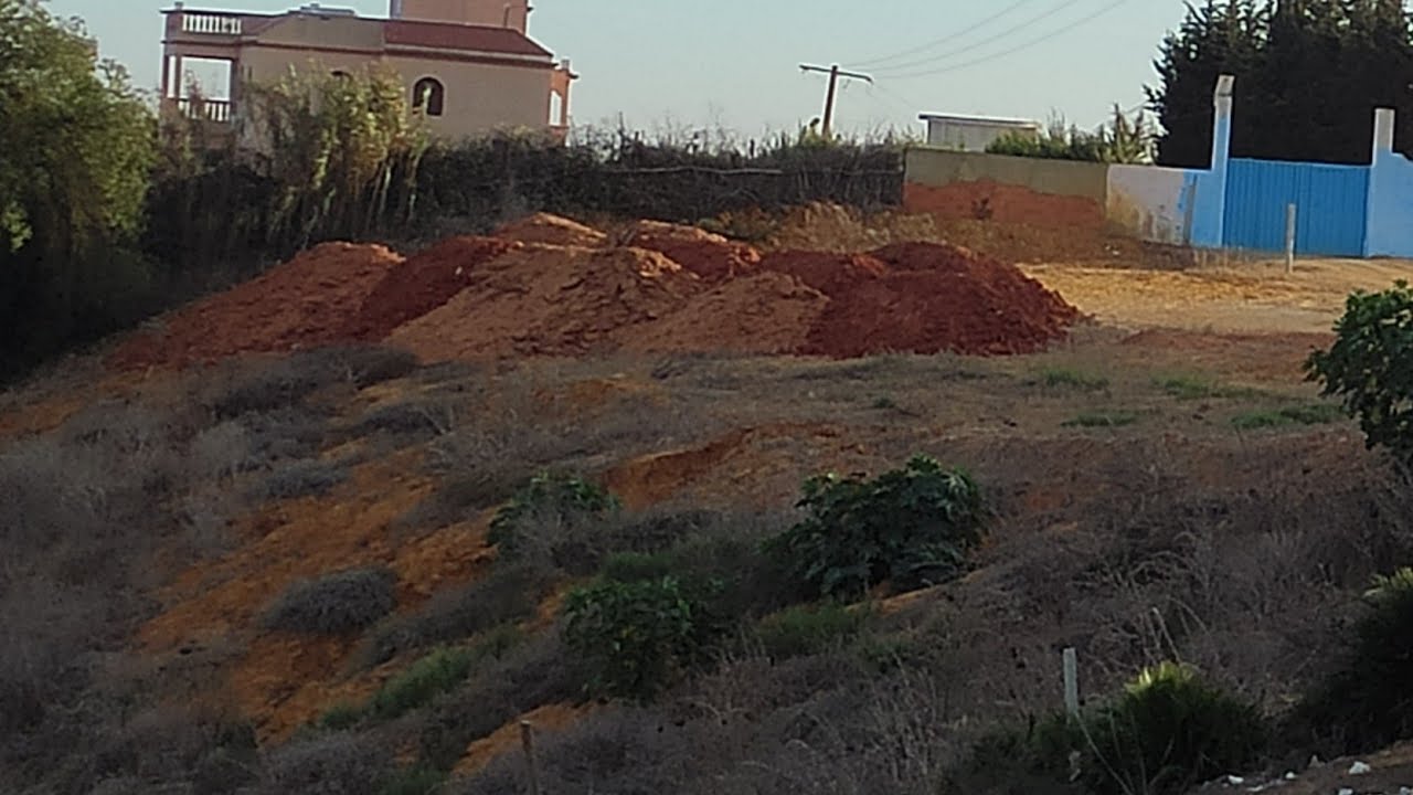 بقعة أرضية للبيع في نواحي العرائش جات على الطريق الرئيسي خميس ساحل 150 درهم للمتر وفيها المفاهمة