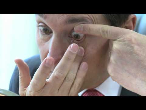 How To Put In A Contact Lens