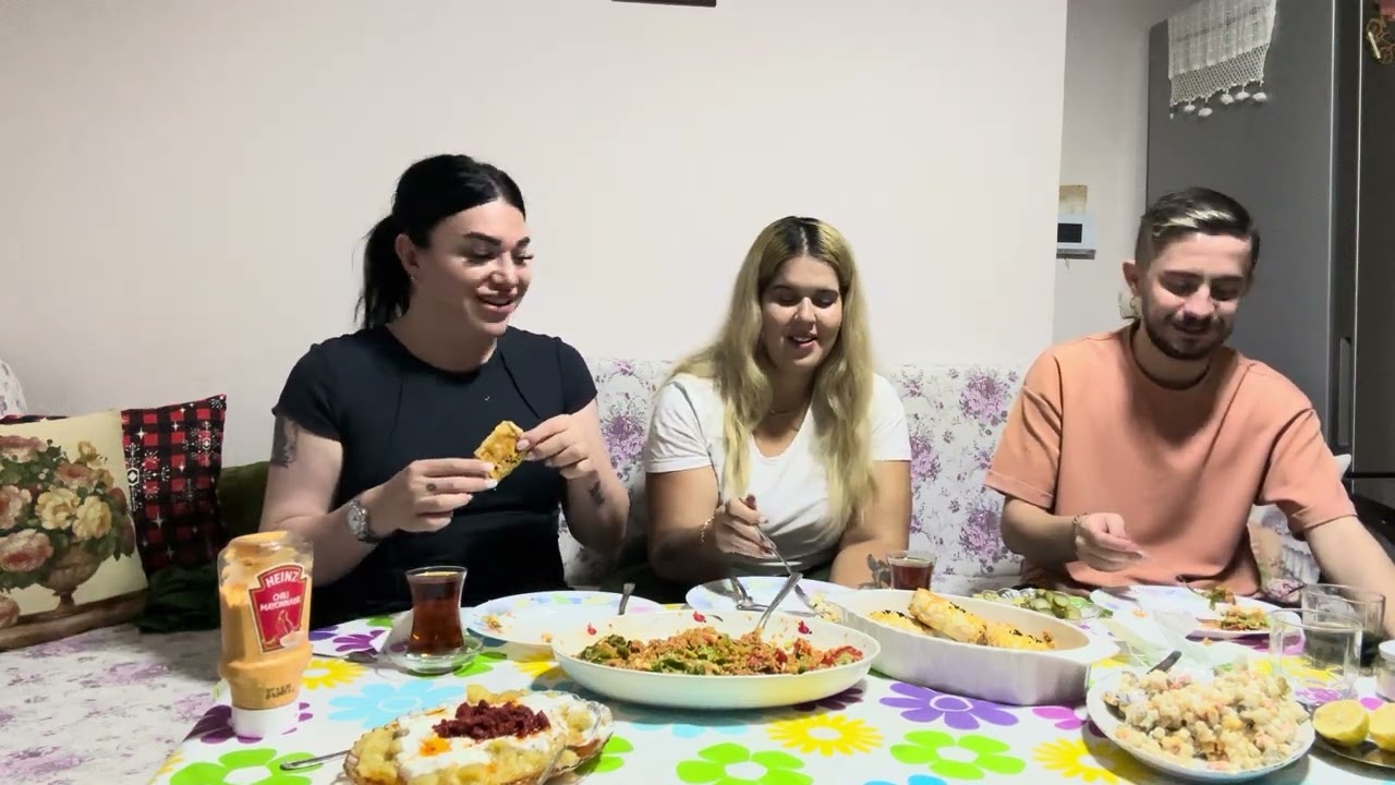 Bügün konuklarımla yemekteyiz