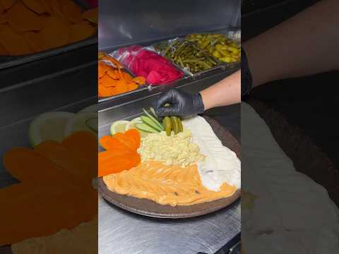 فرخة بروستد سبايسي مع التوميات والمخللات