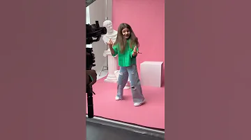 الفتاة الصغيرة على أغنية قف وتمسك نازديج التركية 