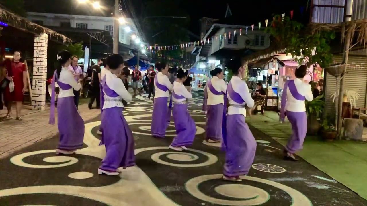 เพลงอิสานลำเพลิน ร้องโดย อุ๋ย อมรา  รำโดยนางรำเมืองเรืองแสง ที่ถนนคนเดิน ช่องเม็กเมืองเรืองแสง