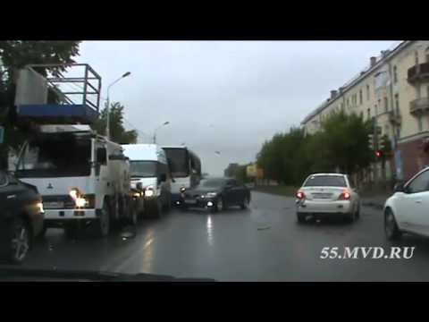 Погоня за маршрутным такси в Омске. 21.05.2015 - YouTube Портал Om1.ru